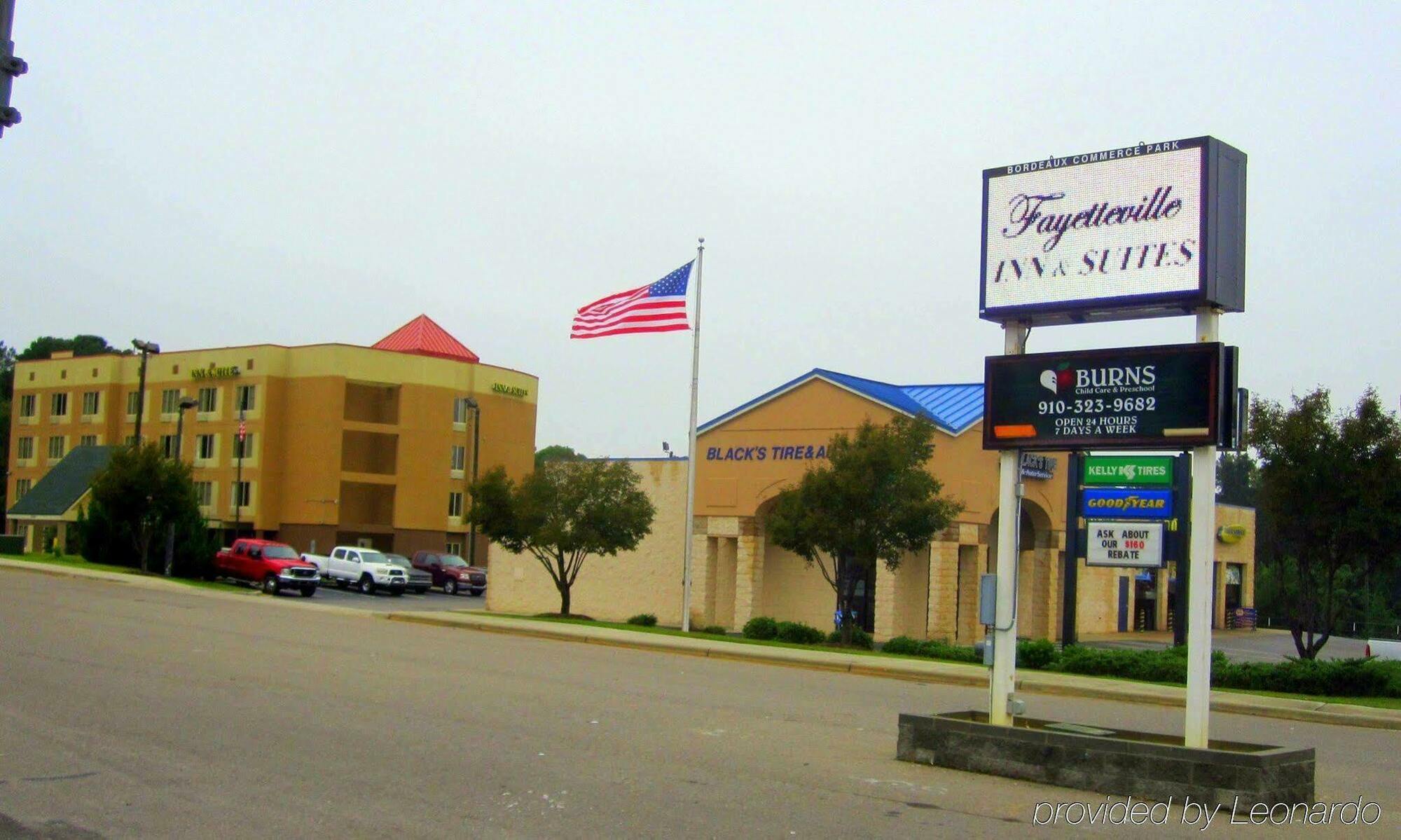 Red Roof Inn & Suites Fayetteville-Fort Bragg Exterior foto